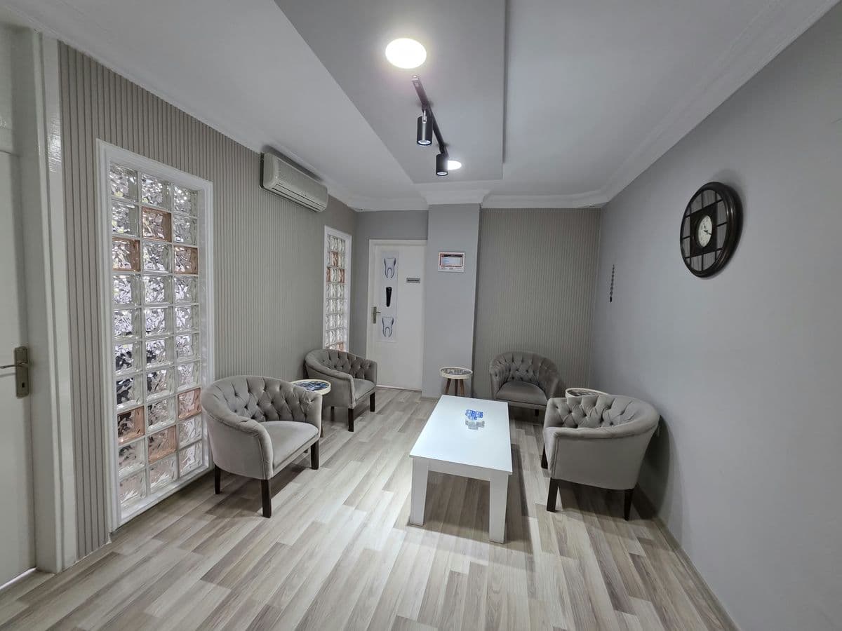Kliniğin modern bekleme alanı