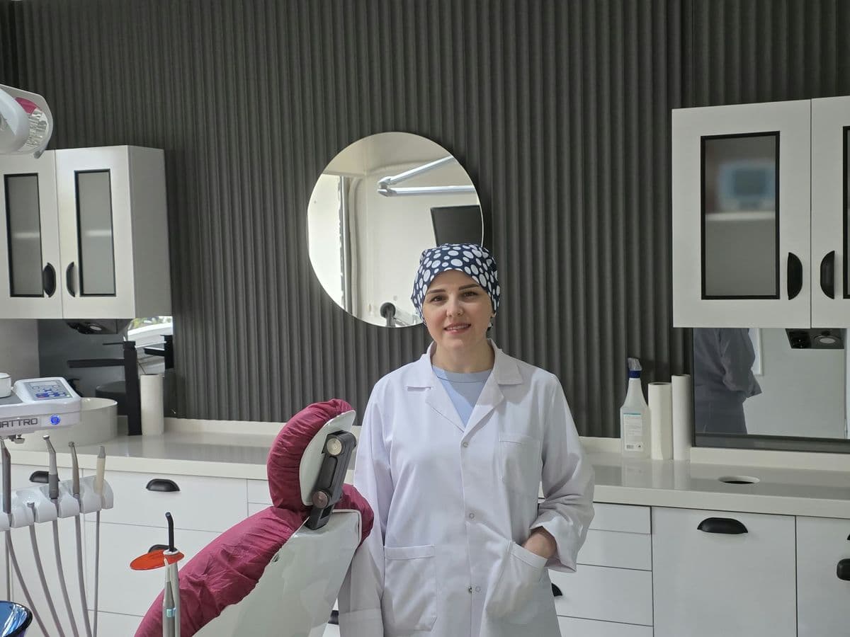 Dt. Esra Küçüker Susam tedavi odasında
